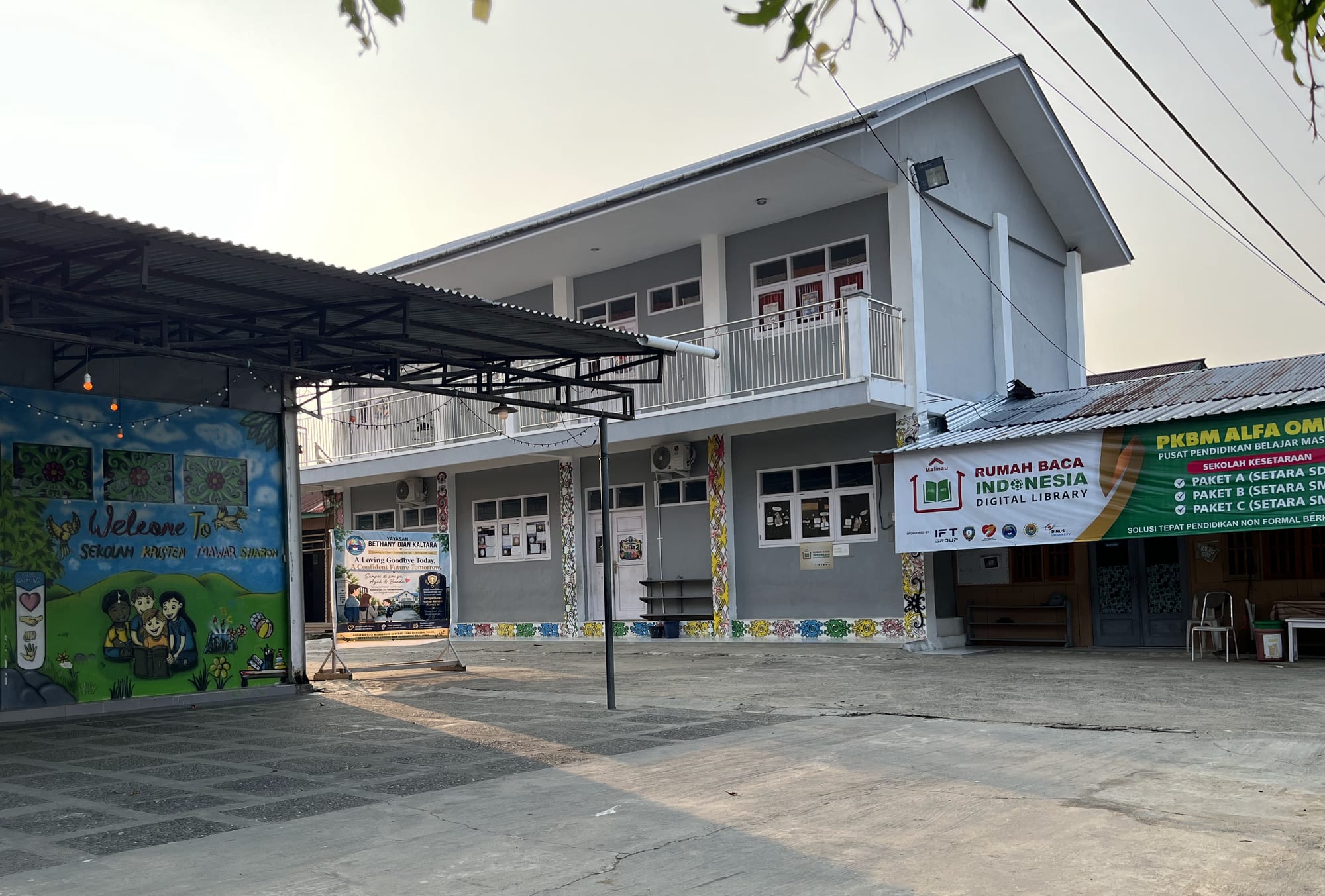 Gedung Sekolah Mawar Sharon dengan mural di halaman